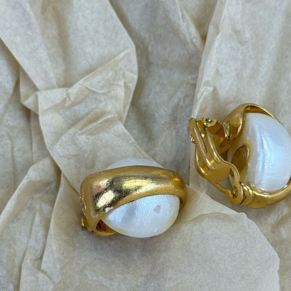 Chanel Vintage 93a Large Faux Pearl Gold Clip On Earrings - Picture 11 of 16